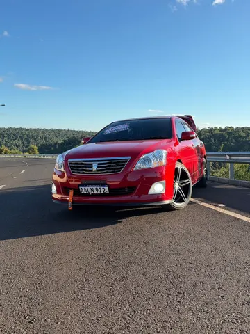 Toyota Premio 2009 roja de frente, con sus llantas Vossen aro 18 bien a la vista