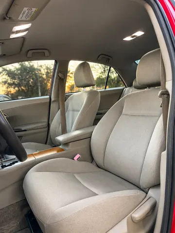 Interior de la Toyota Premio: los asientos de adelante, tapizados en beige