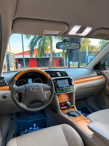 Tablero de la Toyota Premio: volante con botones, pantalla y detalles en madera